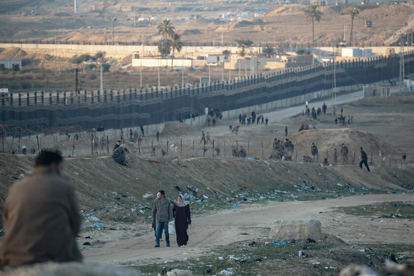 Displaced Palestinians flee to Gaza-Egypt border © ANSA/EPA