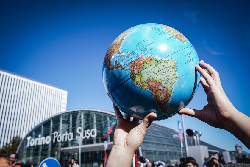 A Torino tornano in piazza i Fridays for Future, un migliaio