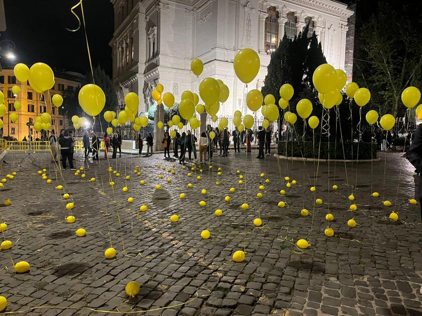 Globos en Roma para conmemorar un año del ataque de Hamás