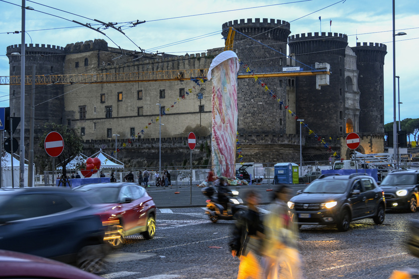 A Napoli una nuova installazione in piazza, la forma fa discutere