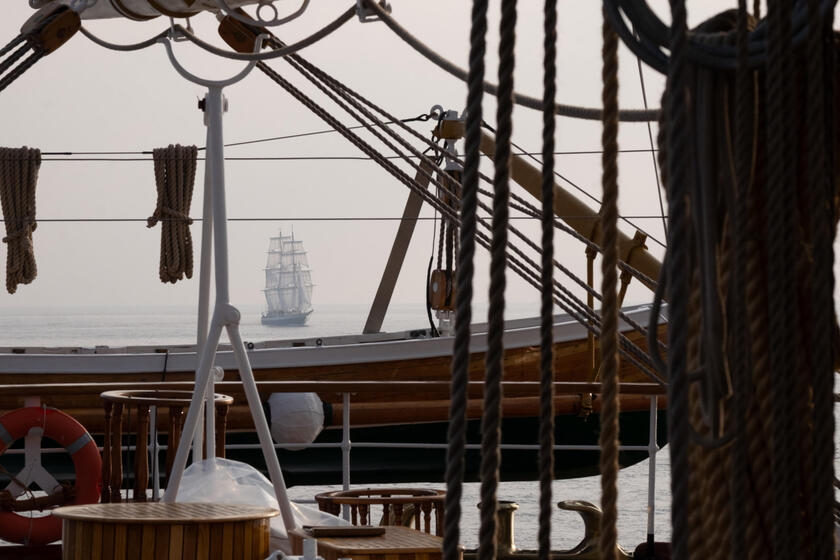 Incontro della nave Amerigo Vespucci con la ave a vela Tarangini della Marina Militare Indiana