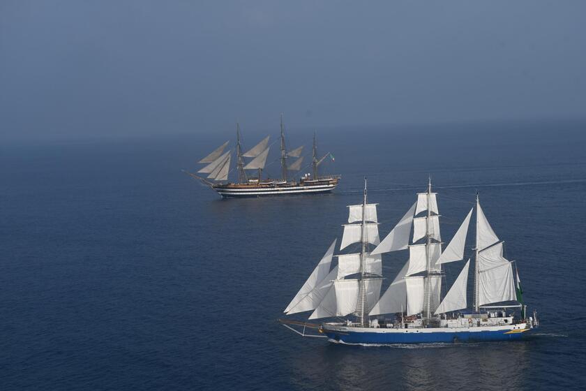 Incontro della nave Amerigo Vespucci con la ave a vela Tarangini della Marina Militare Indiana