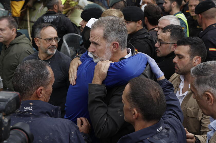 El rey Felipe abraza a uno de los afectados por las graves inundaciones