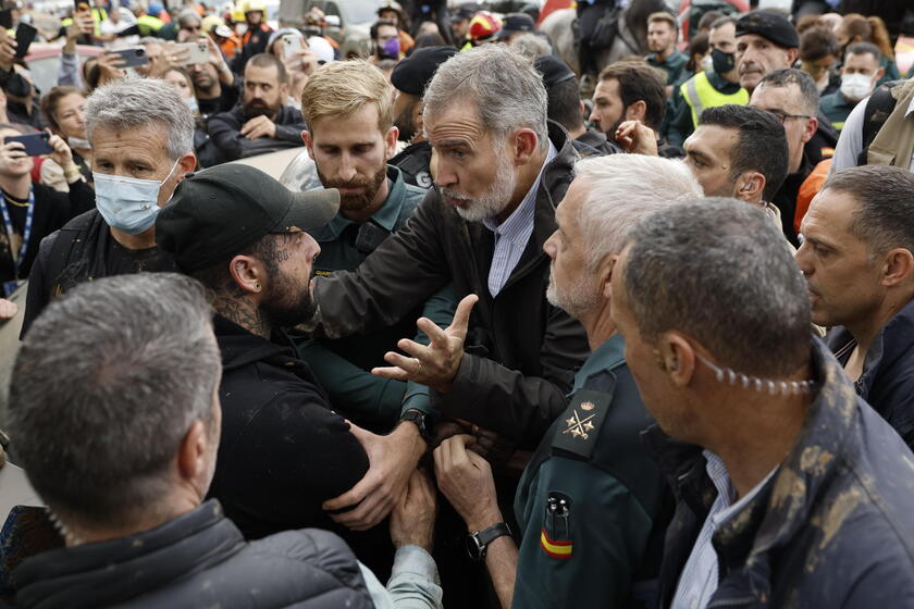 El rey trató de calmar a la multitud exaltada