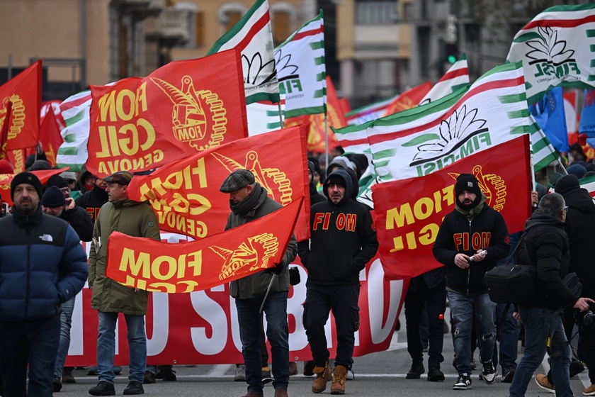 Manifestazione dei lavoratori metalmeccanici in corso a Genova