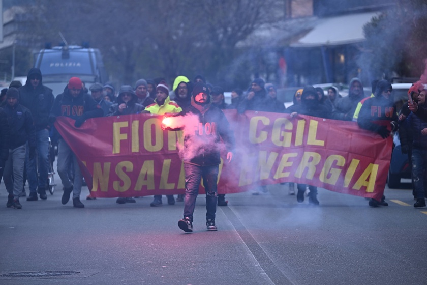 Manifestazione dei lavoratori metalmeccanici in corso a Genova