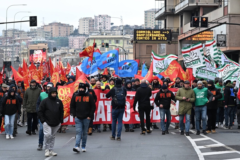 Manifestazione dei lavoratori metalmeccanici in corso a Genova