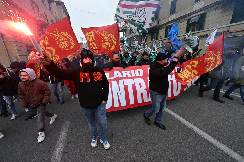 Manifestazione dei lavoratori metalmeccanici in corso a Genova