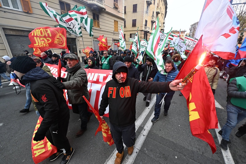 Manifestazione dei lavoratori metalmeccanici in corso a Genova