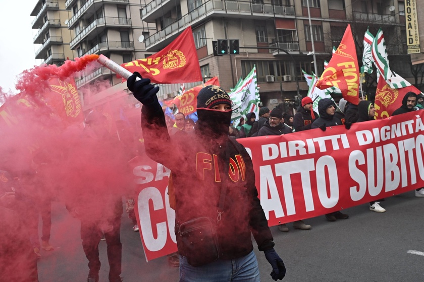 Manifestazione dei lavoratori metalmeccanici in corso a Genova