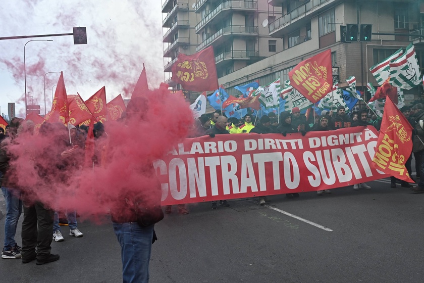 Manifestazione dei lavoratori metalmeccanici in corso a Genova