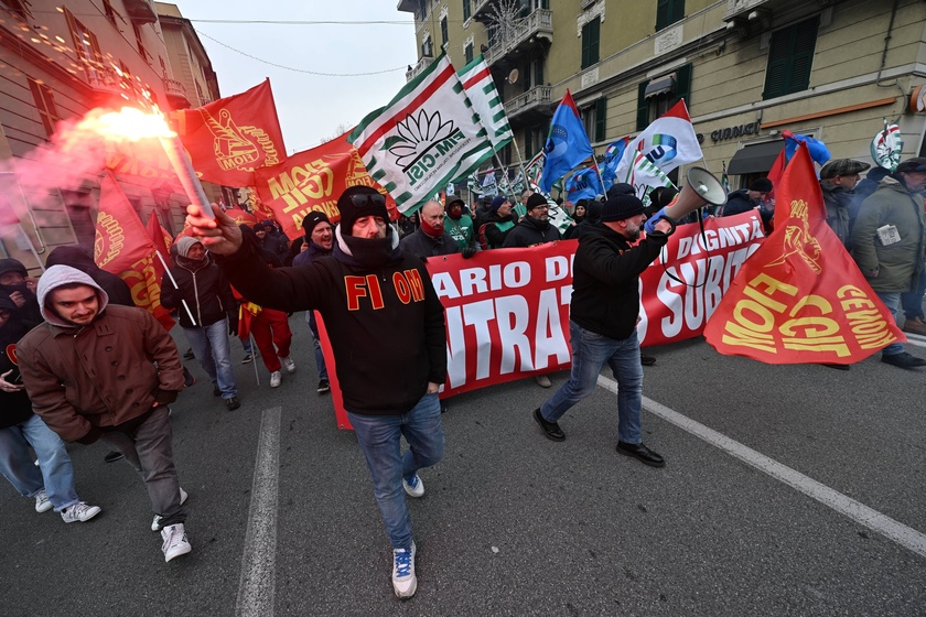 Manifestazione dei lavoratori metalmeccanici in corso a Genova