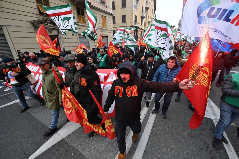 Manifestazione dei lavoratori metalmeccanici in corso a Genova