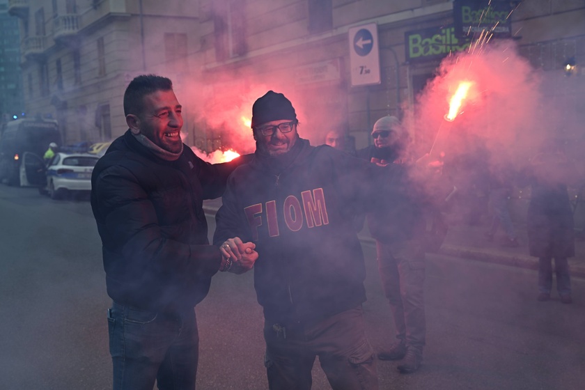 Manifestazione dei lavoratori metalmeccanici in corso a Genova