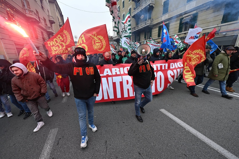 Manifestazione dei lavoratori metalmeccanici in corso a Genova