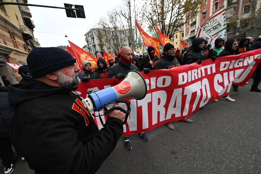 Manifestazione dei lavoratori metalmeccanici in corso a Genova