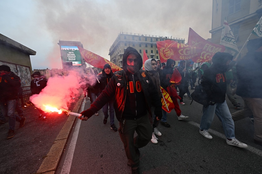 Manifestazione dei lavoratori metalmeccanici in corso a Genova