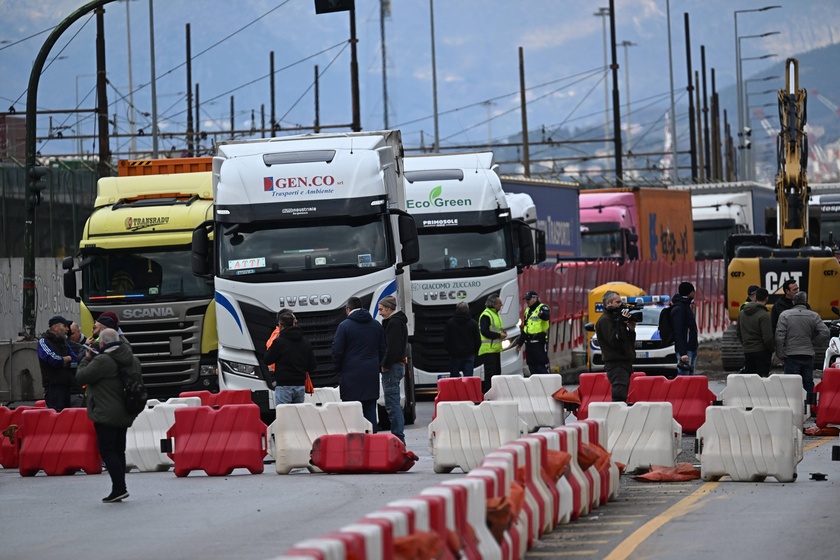 Operaio morto, sindacati in strada 'si investe troppo poco'