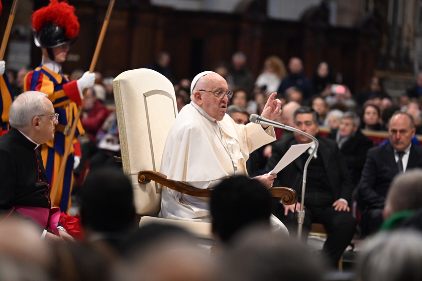 Il Papa, leggendo le notizie alcune ci fanno piangere