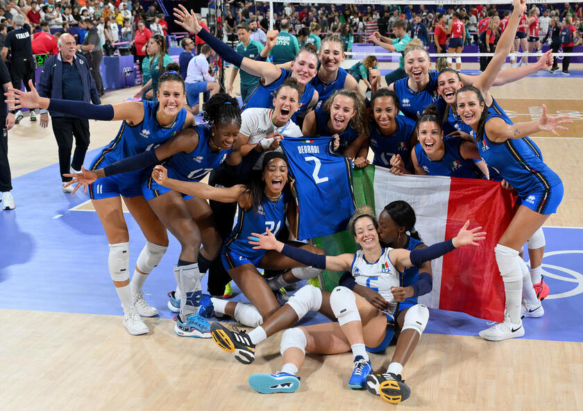 La squadra femminile di pallavolo vince la medaglia d'oro alle Olimpiadi di Parigi