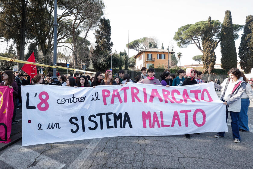 No 'Dia das Mulheres', multidão protesta contra violência em Roma