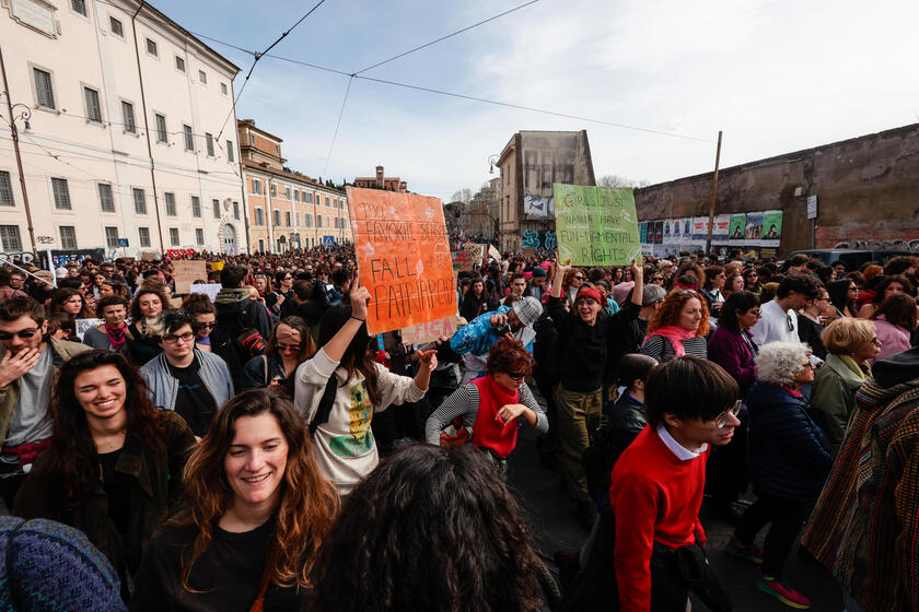 No 'Dia das Mulheres', multidão protesta contra violência em Roma