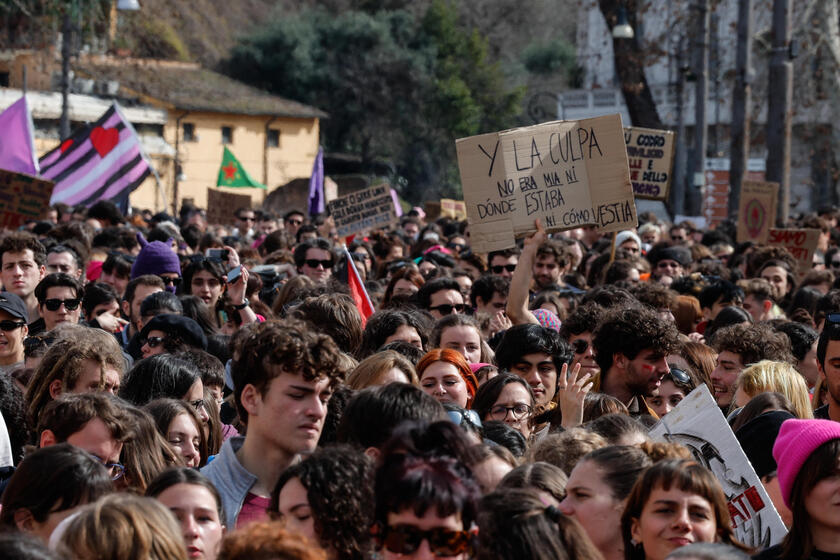 No 'Dia das Mulheres', multidão protesta contra violência em Roma