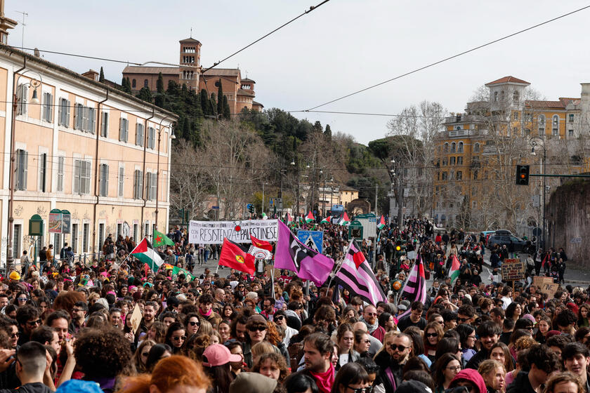 No 'Dia das Mulheres', multidão protesta contra violência em Roma