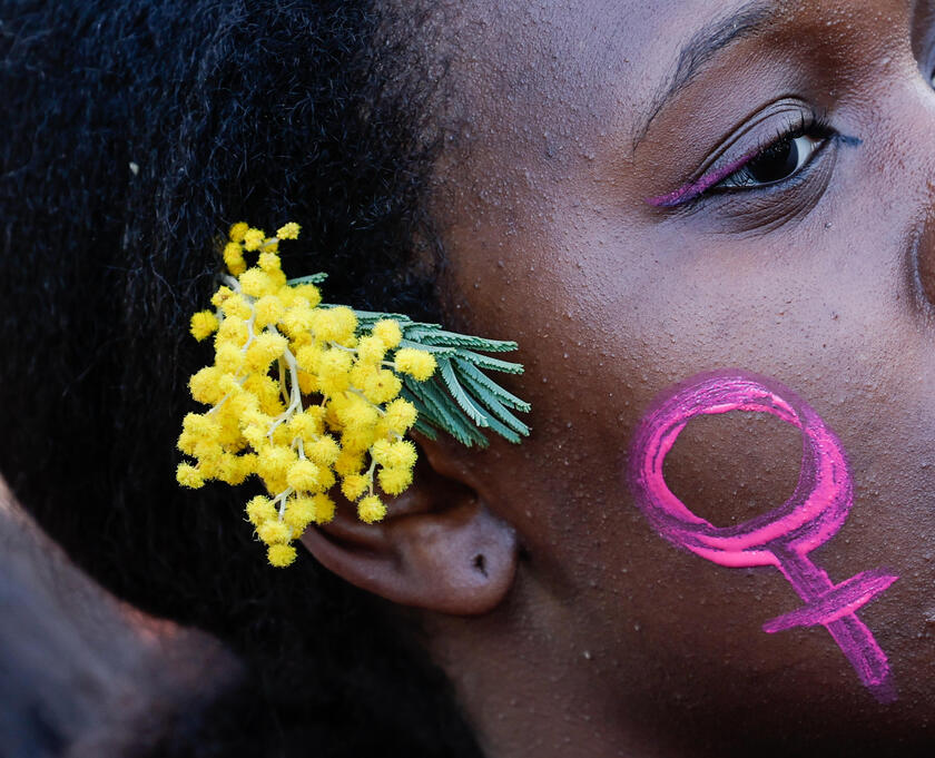 No 'Dia das Mulheres', multidão protesta contra violência em Roma