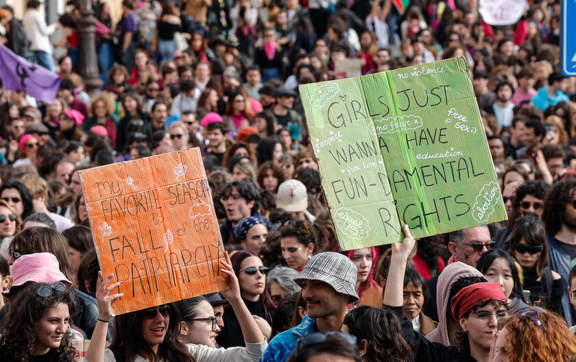 No 'Dia das Mulheres', multidão protesta contra violência em Roma