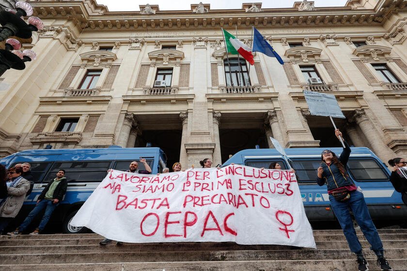 No 'Dia das Mulheres', multidão protesta contra violência em Roma