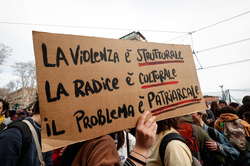 No 'Dia das Mulheres', multidão protesta contra violência em Roma