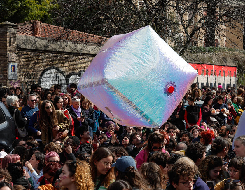 No 'Dia das Mulheres', multidão protesta contra violência em Roma