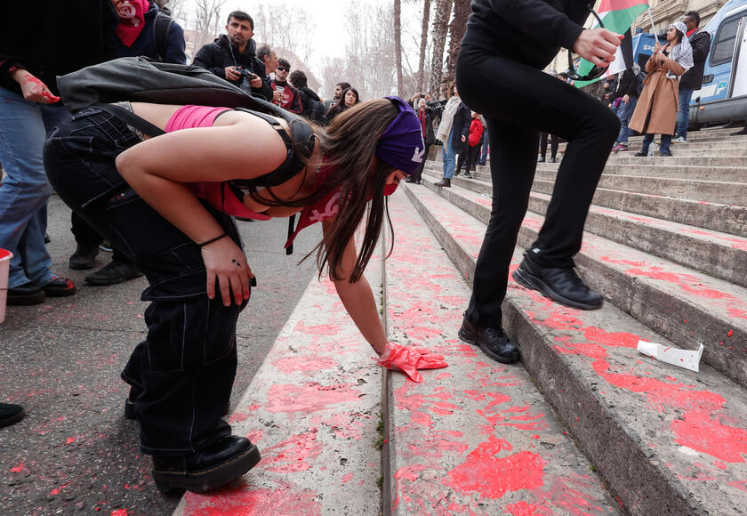 No 'Dia das Mulheres', multidão protesta contra violência em Roma