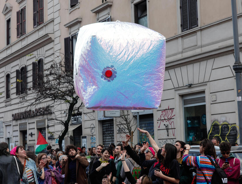 No 'Dia das Mulheres', multidão protesta contra violência em Roma