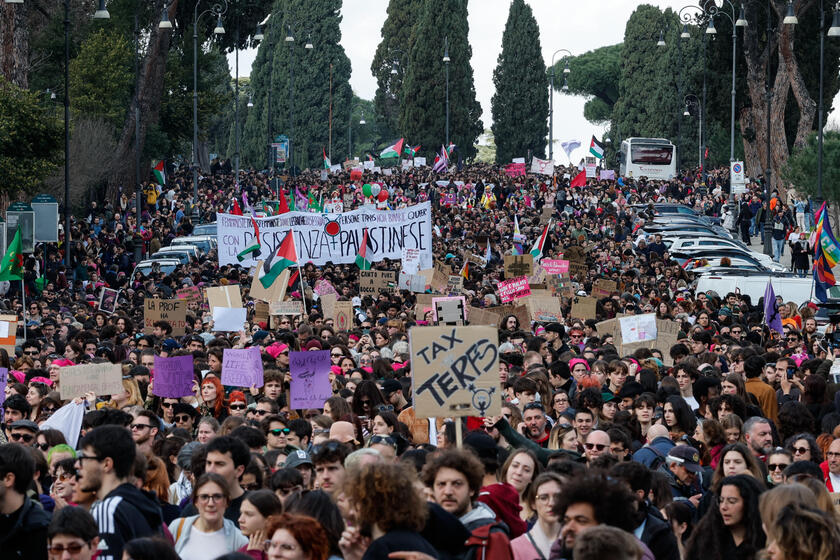 No 'Dia das Mulheres', multidão protesta contra violência em Roma