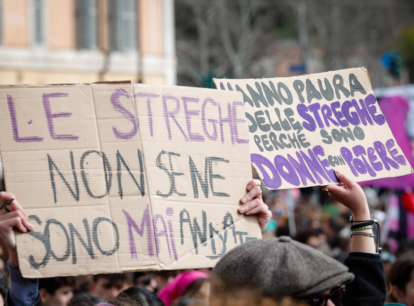 No 'Dia das Mulheres', multidão protesta contra violência em Roma