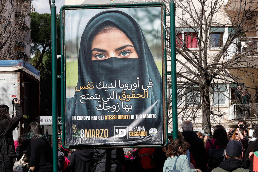 No 'Dia das Mulheres', multidão protesta contra violência em Roma