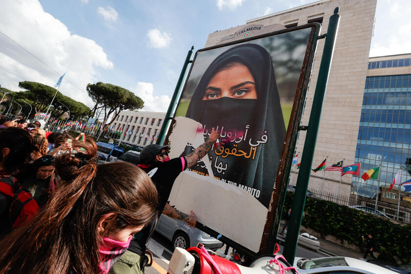 No 'Dia das Mulheres', multidão protesta contra violência em Roma