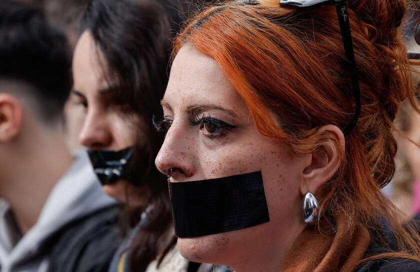 No 'Dia das Mulheres', multidão protesta contra violência em Roma