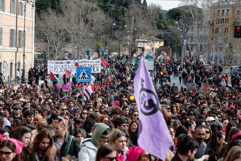 No 'Dia das Mulheres', multidão protesta contra violência em Roma