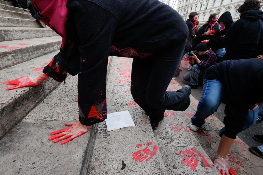 No 'Dia das Mulheres', multidão protesta contra violência em Roma