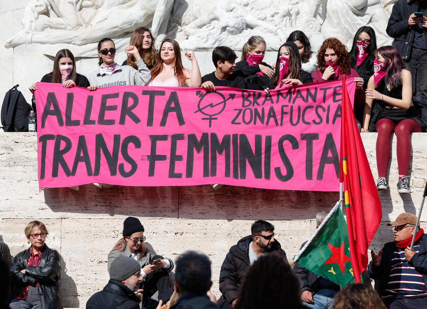 No 'Dia das Mulheres', multidão protesta contra violência em Roma