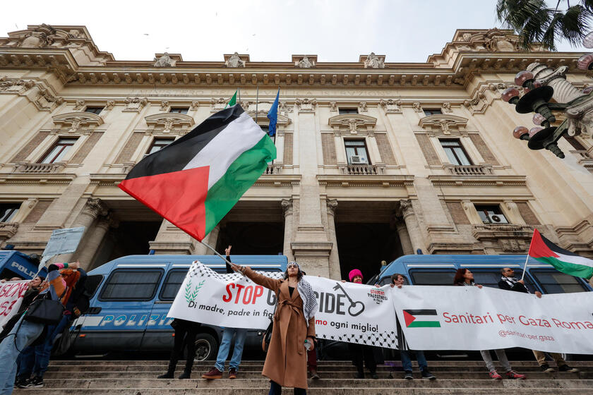 No 'Dia das Mulheres', multidão protesta contra violência em Roma