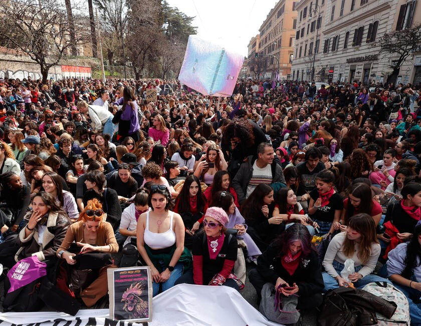 No 'Dia das Mulheres', multidão protesta contra violência em Roma