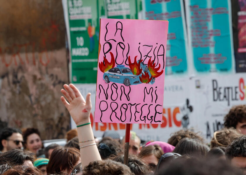 No 'Dia das Mulheres', multidão protesta contra violência em Roma