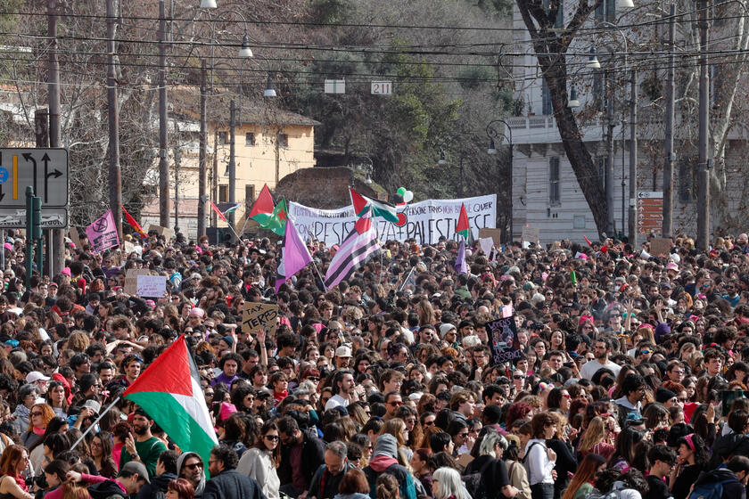 No 'Dia das Mulheres', multidão protesta contra violência em Roma