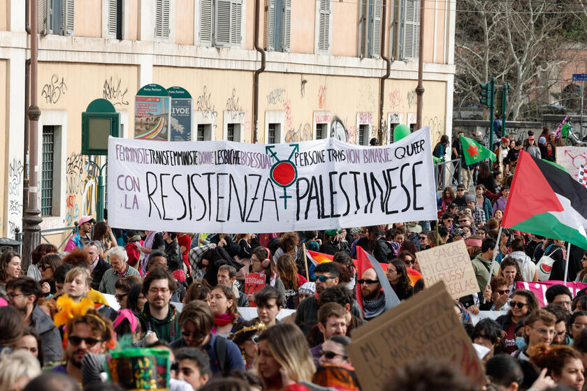 No 'Dia das Mulheres', multidão protesta contra violência em Roma