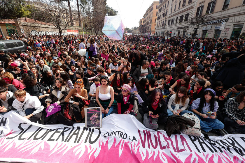 No 'Dia das Mulheres', multidão protesta contra violência em Roma