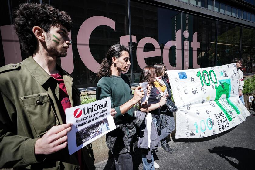 Jovens protestam em defesa do clima em Turim